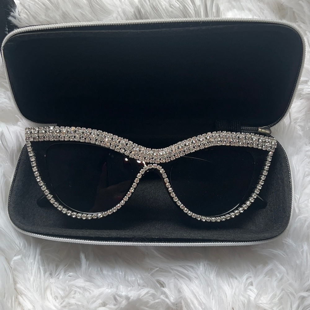 ONE LEFT! NWC rhinestone sunglasses - Picture 1 of 3
